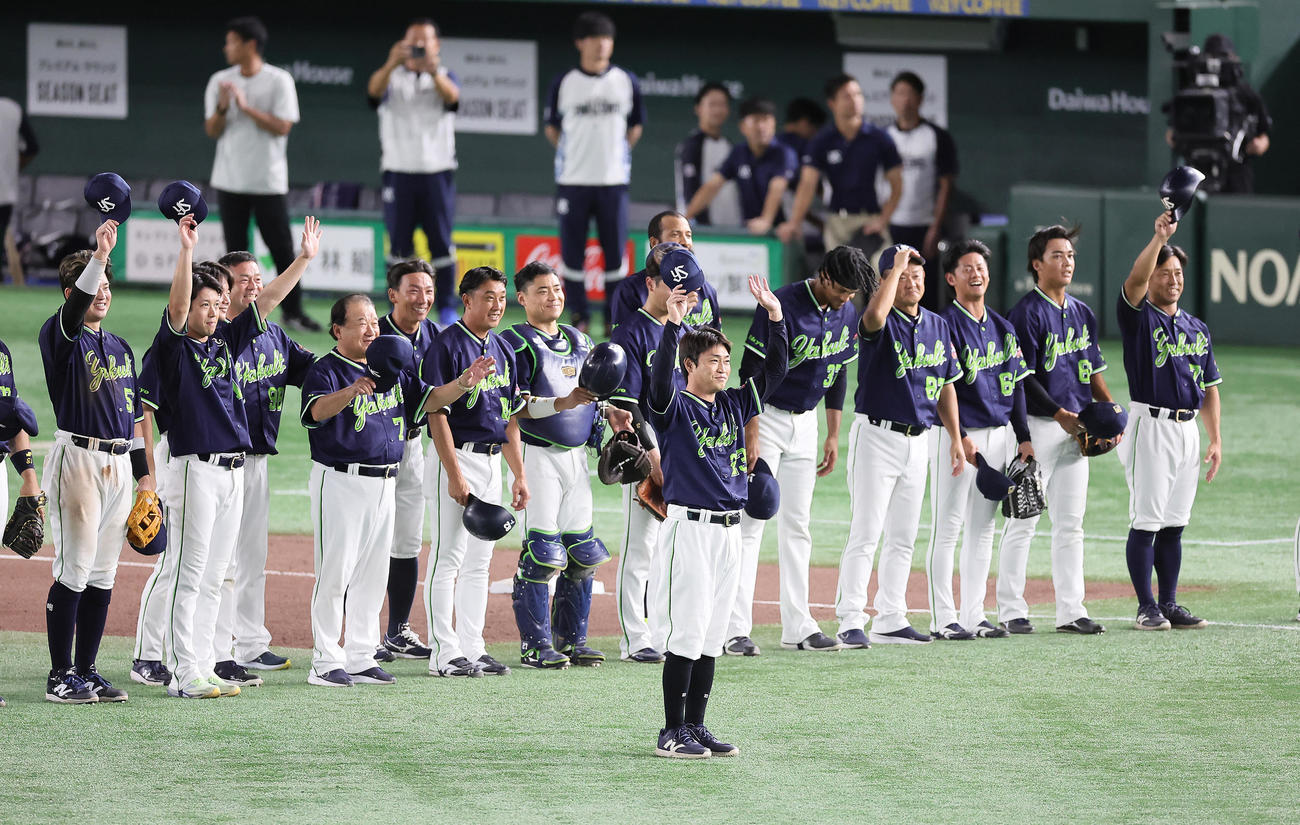 巨人対ヤクルト　引退を表明したヤクルト青木（中央）は東京ドームでの巨人最終戦を終え、スタンドにあいさつする（撮影・足立雅史）