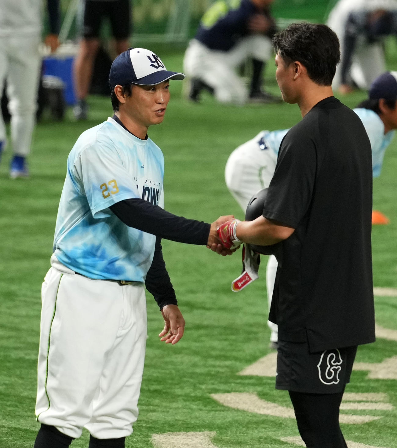 巨人対ヤクルト　引退を表明したヤクルト青木（左）と握手を交わす巨人坂本（撮影・横山健太）