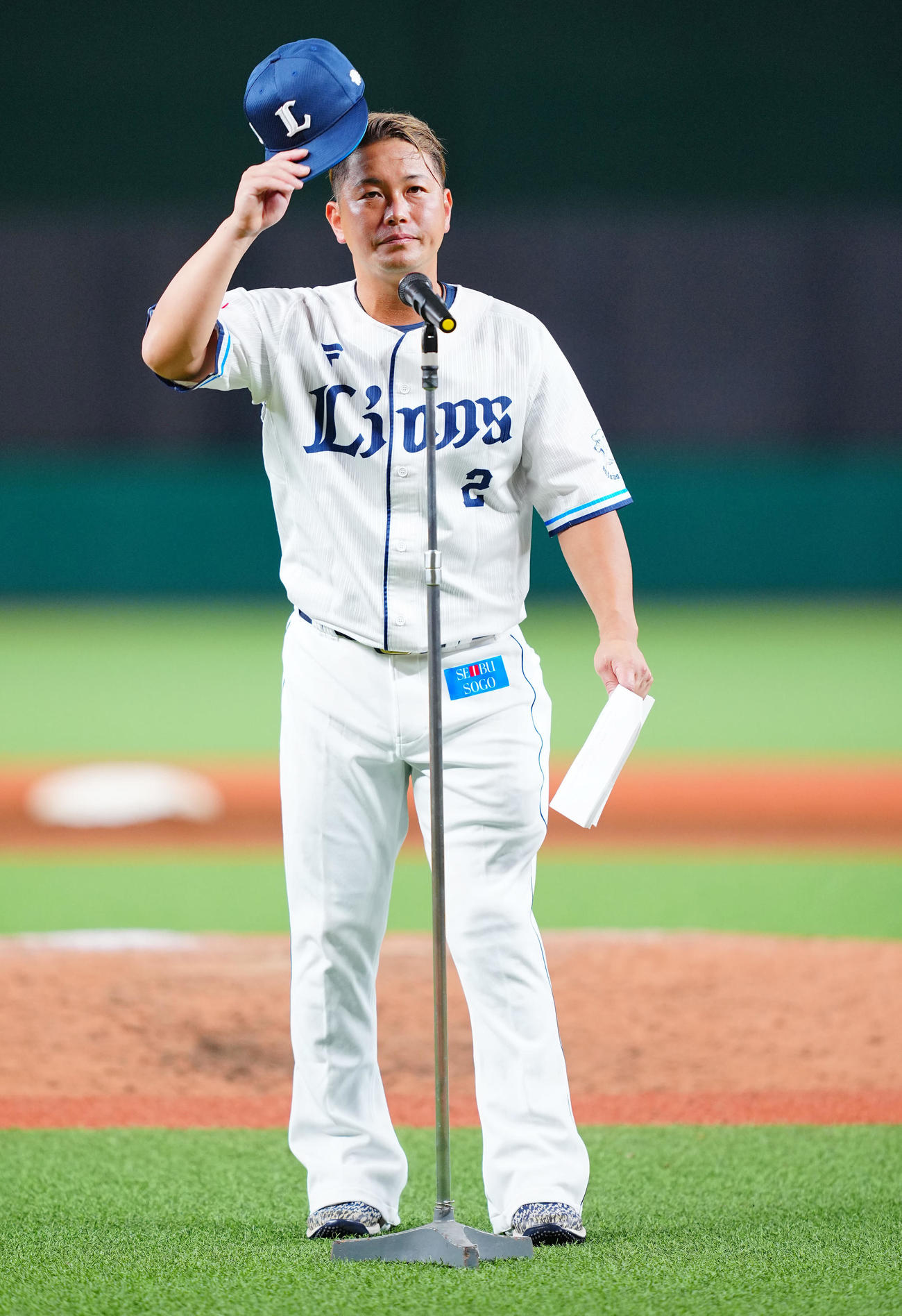 西武対ロッテ　引退セレモニーであいさつする西武岡田雅利（撮影・垰建太）