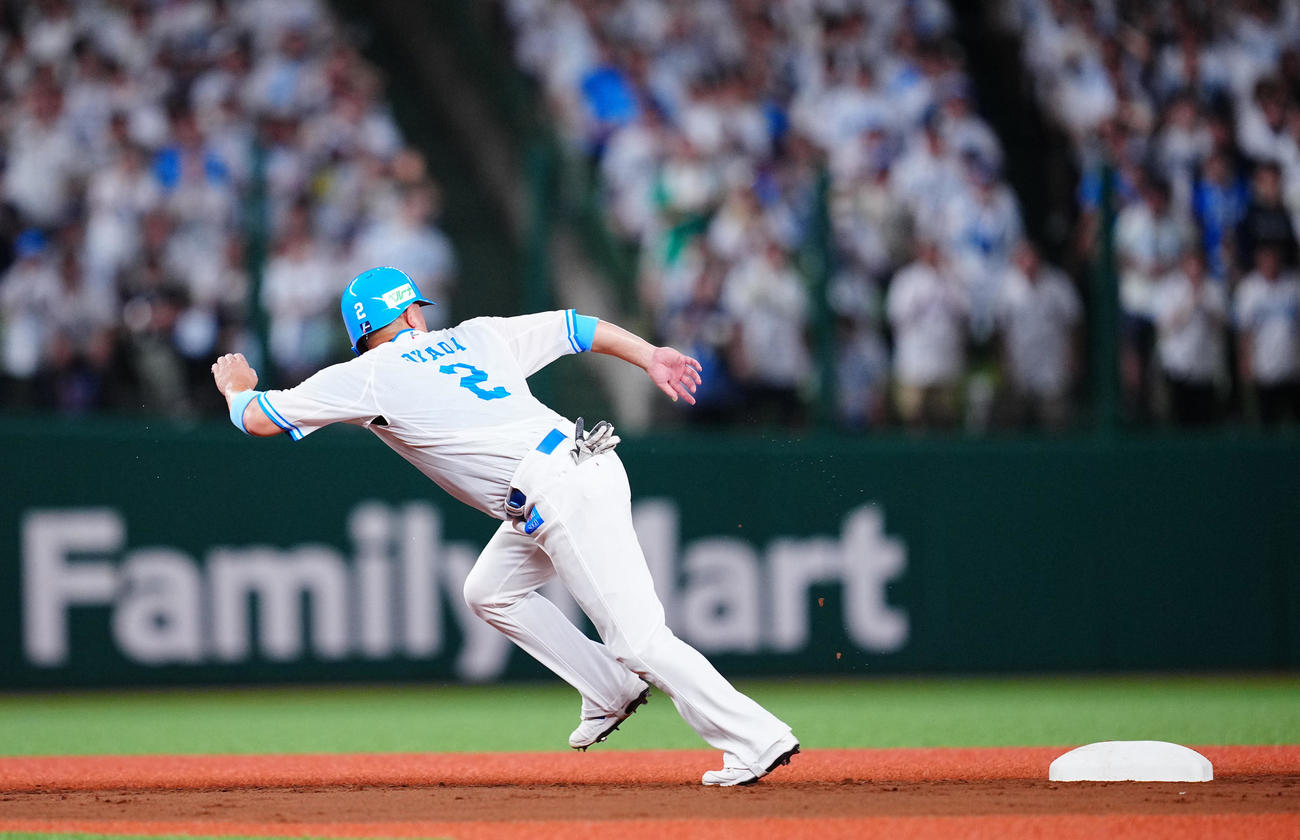 西武対ロッテ　1回裏西武1死二塁、野村大樹の右飛で三塁へタッチアップする岡田（撮影・垰建太）