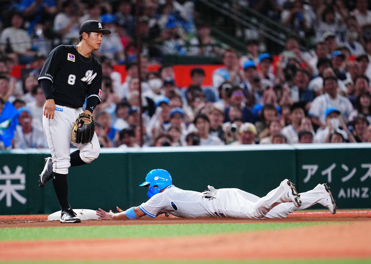 西武対ロッテ　1回裏西武1死二塁、野村大樹の右飛で三塁へタッチアップする岡田（撮影・垰建太）