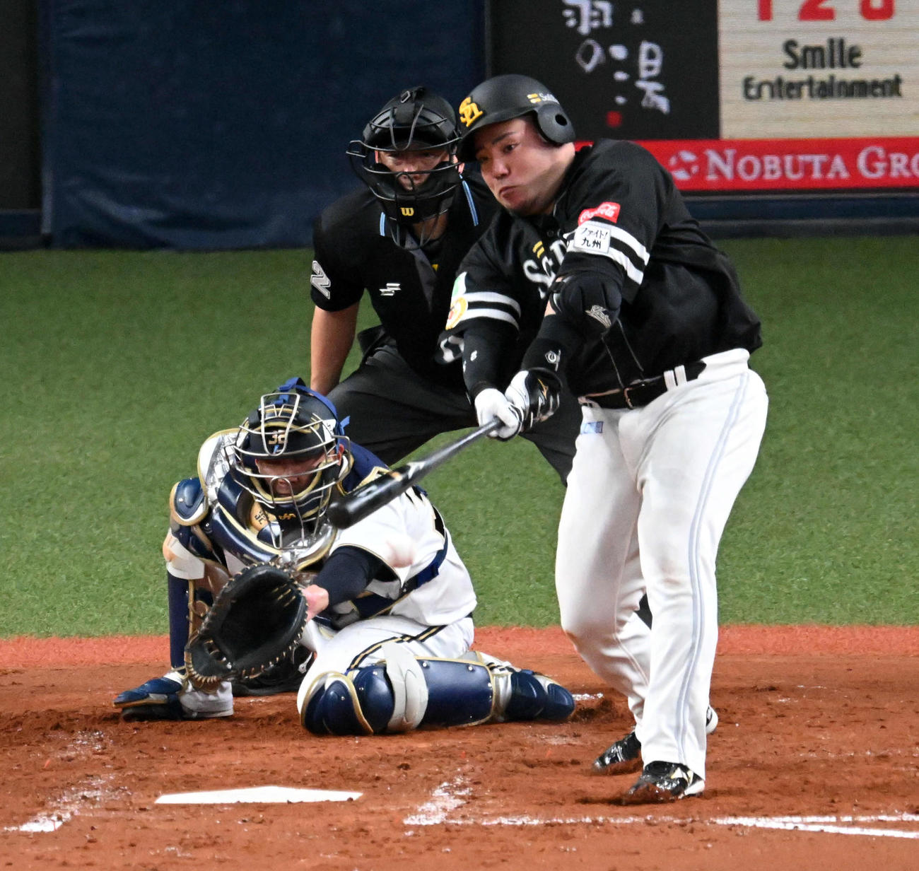 オリックス対ソフトバンク　4回表ソフトバンク2死二塁、山川は先制左前適時打を放つ（撮影・前岡正明）