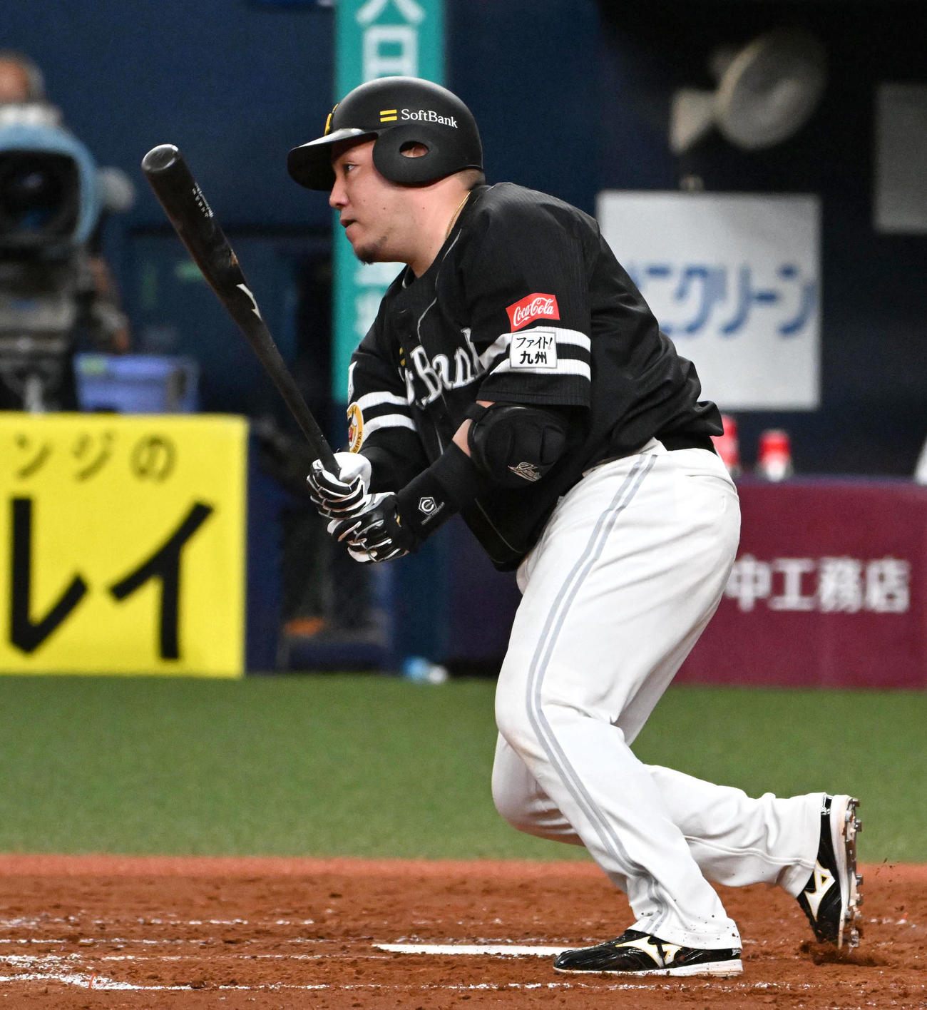 オリックス対ソフトバンク　4回表ソフトバンク2死二塁、山川は先制の左適時打を放つ（撮影・石井愛子）