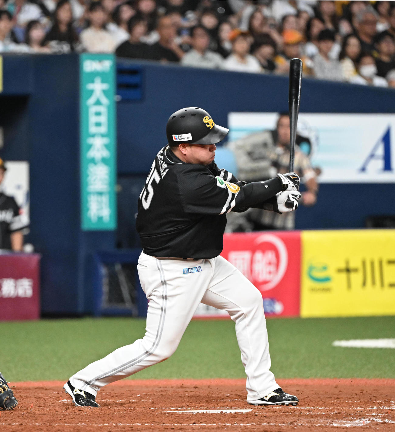 オリックス対ソフトバンク　4回表ソフトバンク2死二塁、左前適時打を放つ山川（撮影・和賀正仁）