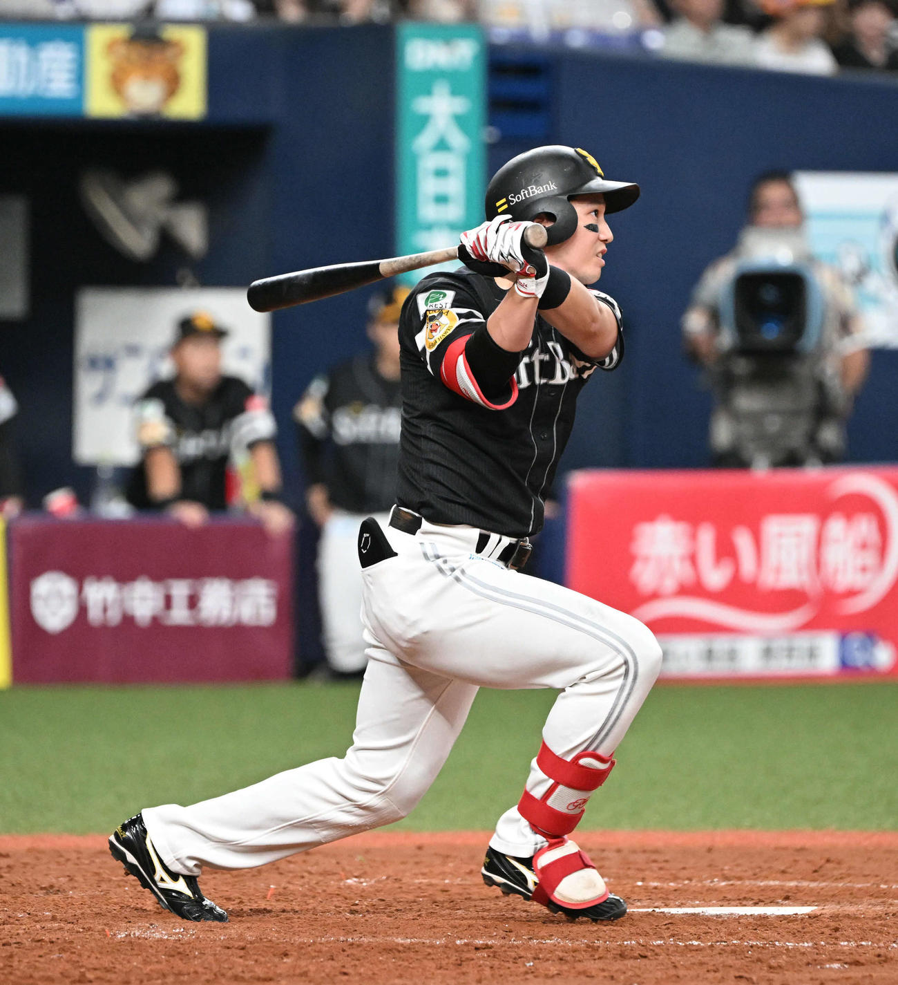 オリックス対ソフトバンク　5回表ソフトバンク2死満塁、右中間に3点適時二塁打を放つ栗原（撮影・和賀正仁）
