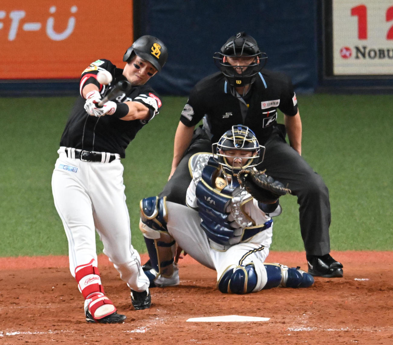 オリックス対ソフトバンク　5回表ソフトバンク2死満塁、栗原は走者一掃の中適時二塁打を放つ（撮影・前岡正明）