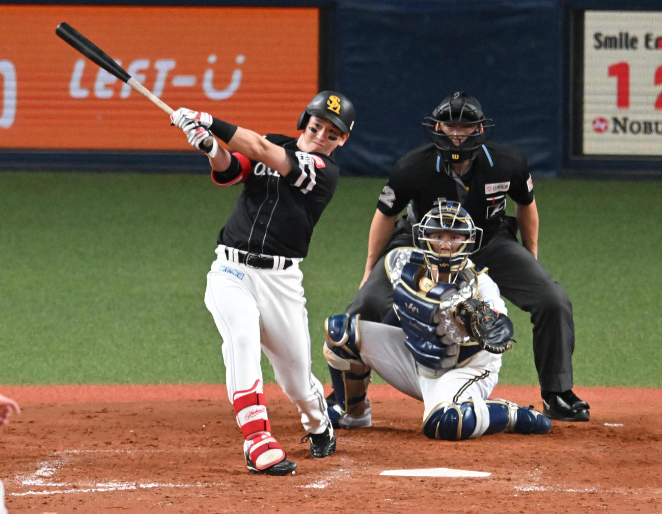 オリックス対ソフトバンク　5回表ソフトバンク2死満塁、栗原は走者一掃の中適時二塁打を放つ（撮影・前岡正明）