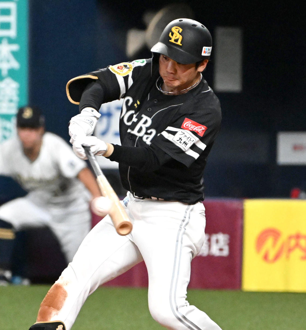 オリックス対ソフトバンク　6回表ソフトバンク1死満塁、緒方は左適時打を放つ（撮影・石井愛子）