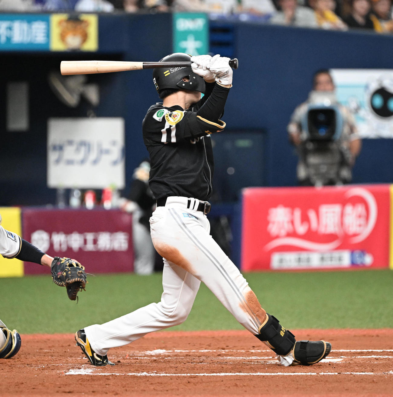オリックス対ソフトバンク　6回表ソフトバンク1死満塁、左中間を破る3点適時三塁打を放つ緒方（撮影・和賀正仁）