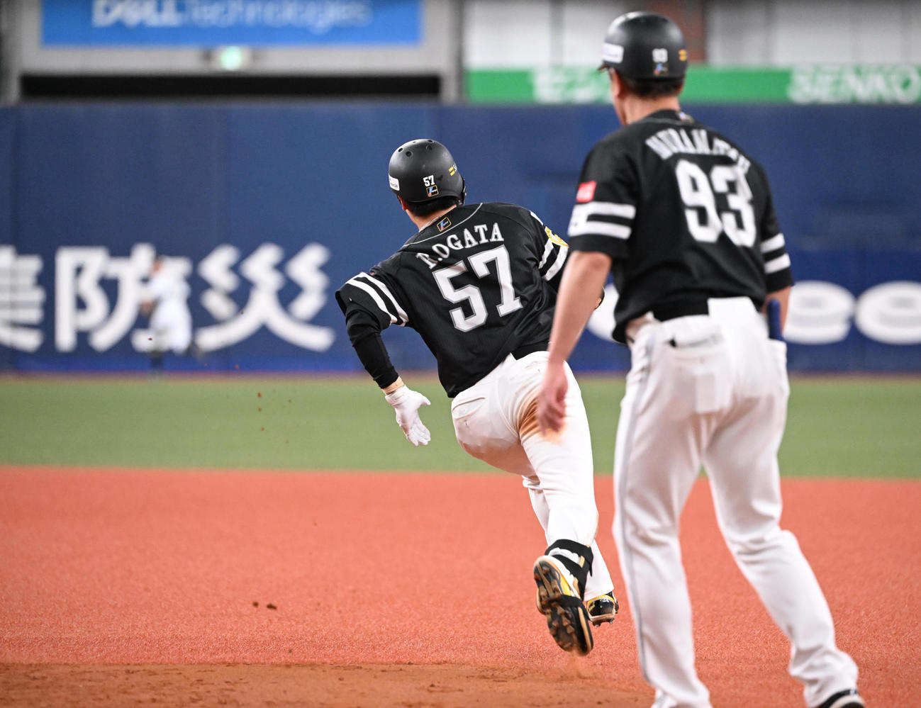 オリックス対ソフトバンク　6回表ソフトバンク1死満塁、左中間を破る3点適時三塁打を放つ緒方（撮影・和賀正仁）