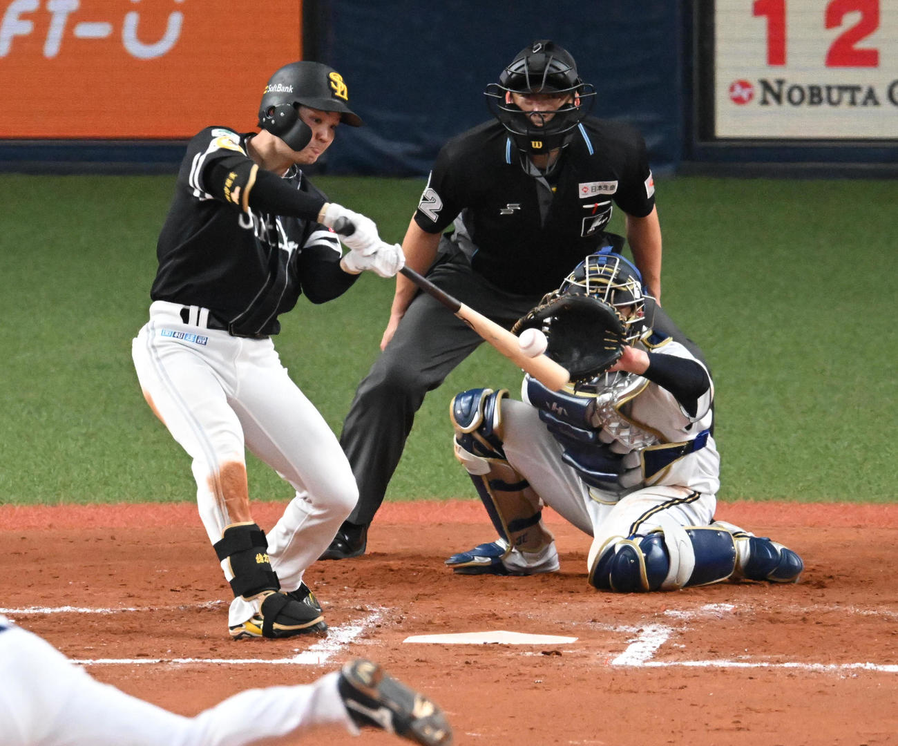 オリックス対ソフトバンク　6回表ソフトバンク1死満塁、緒方は走者一掃の左適時三塁打を放つ（撮影・前岡正明）