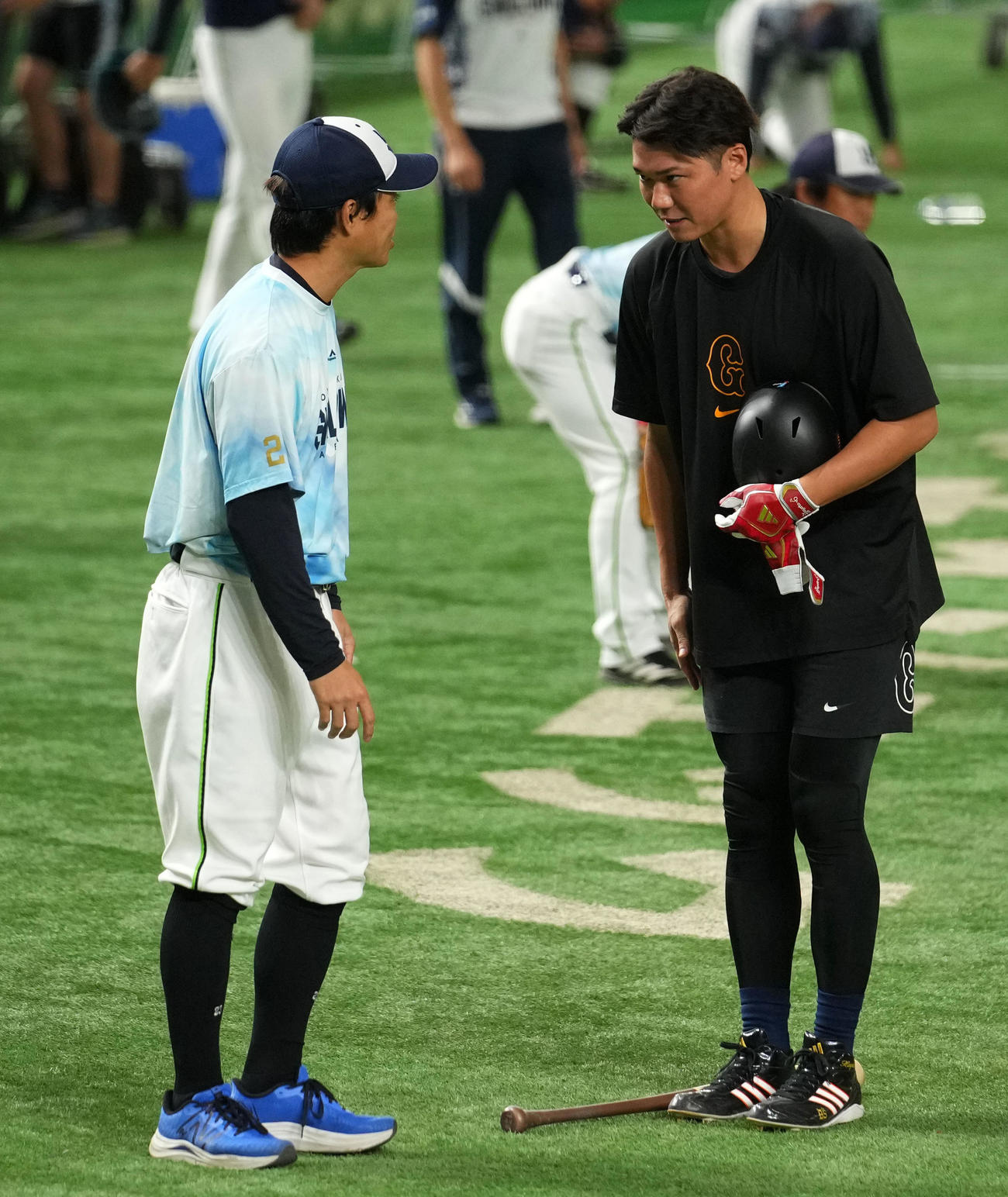 巨人対ヤクルト　引退を表明したヤクルト青木（左）とあいさつを交わす巨人坂本（撮影・横山健太）