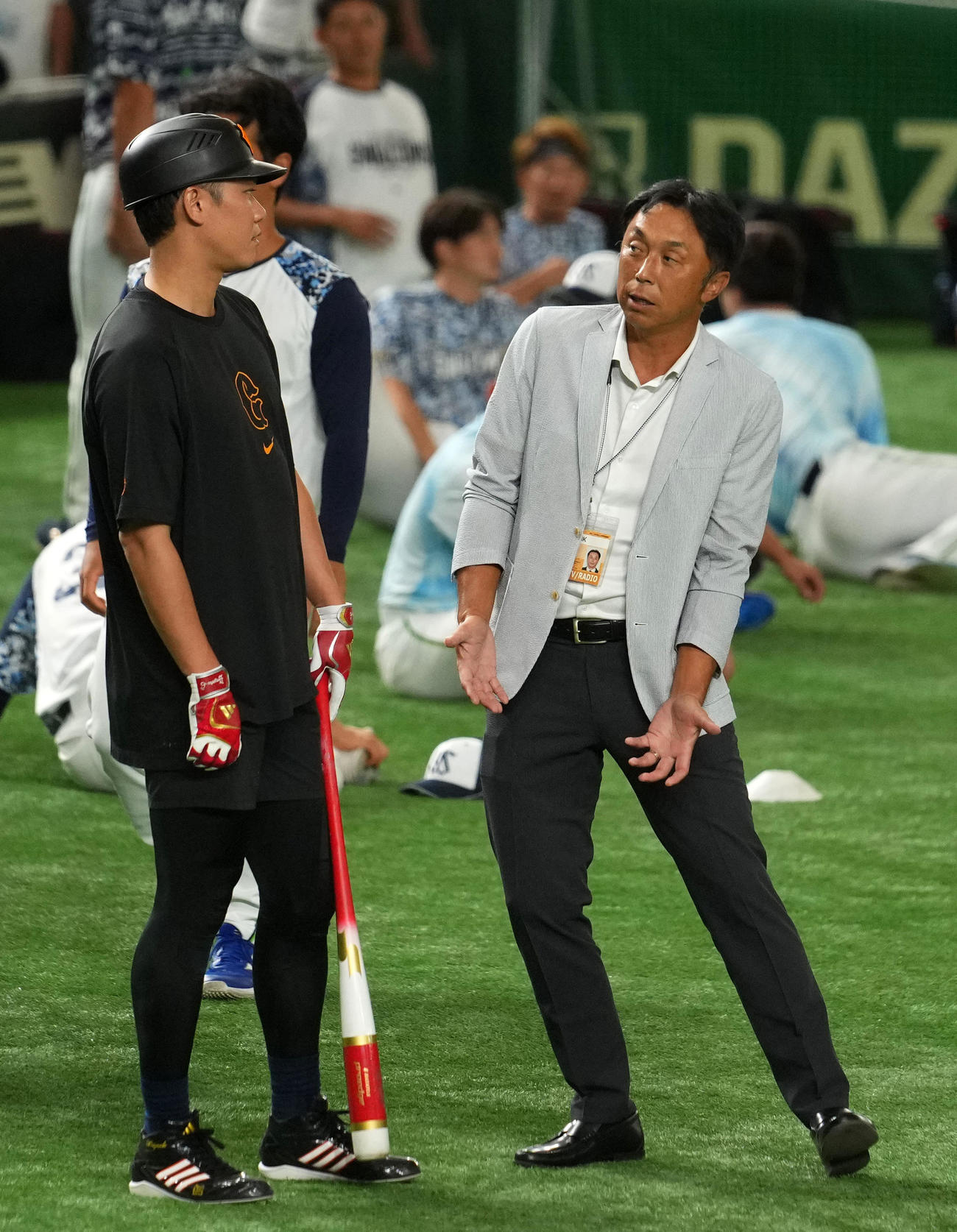 巨人対ヤクルト　言葉を交わす巨人坂本（左）と宮本慎也氏（撮影・横山健太）