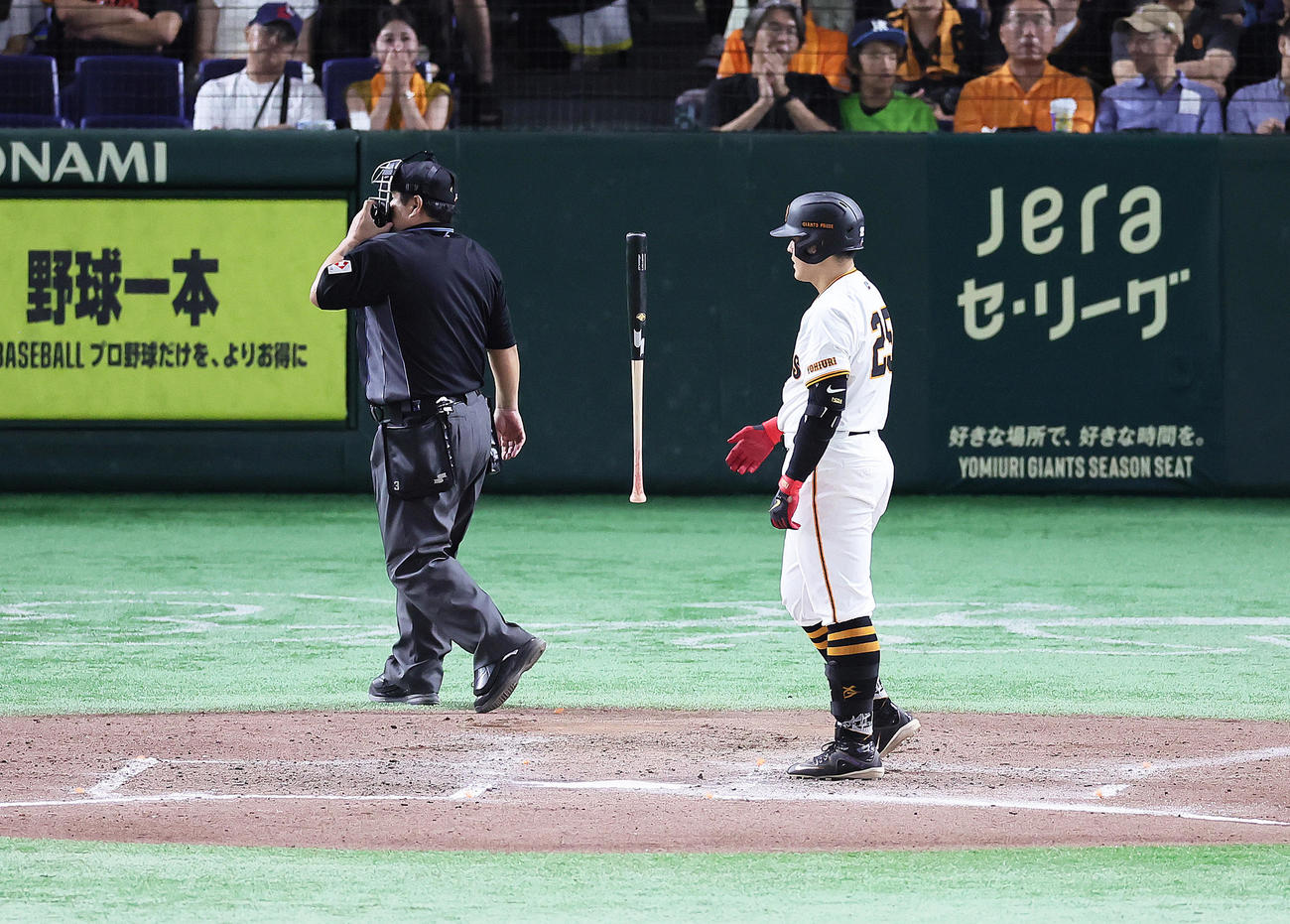 巨人対ヤクルト　7回裏巨人2死一、二塁、岡本和は見逃し三振に倒れる（撮影・足立雅史）