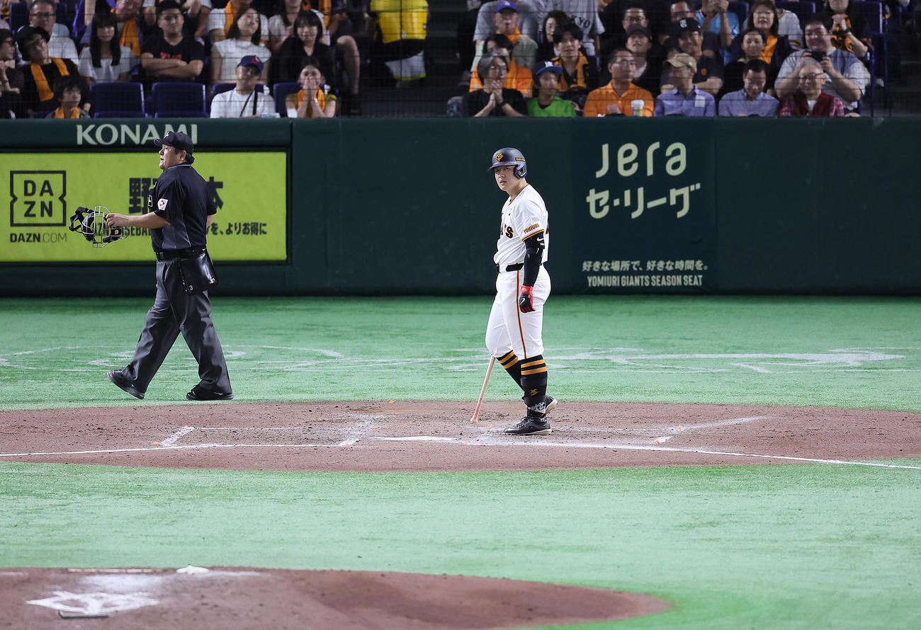 巨人対ヤクルト　7回裏巨人2死一、二塁、岡本和は見逃し三振に倒れる（撮影・足立雅史）