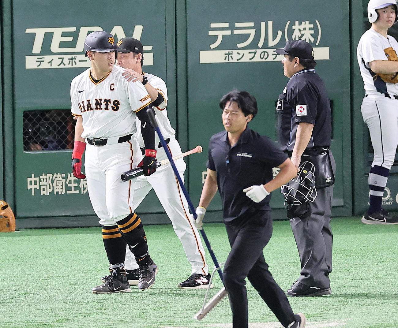 巨人対ヤクルト　7回裏巨人2死一、二塁、岡本和（左）は見逃し三振に倒れ球審に詰め寄るも制止される（撮影・足立雅史）