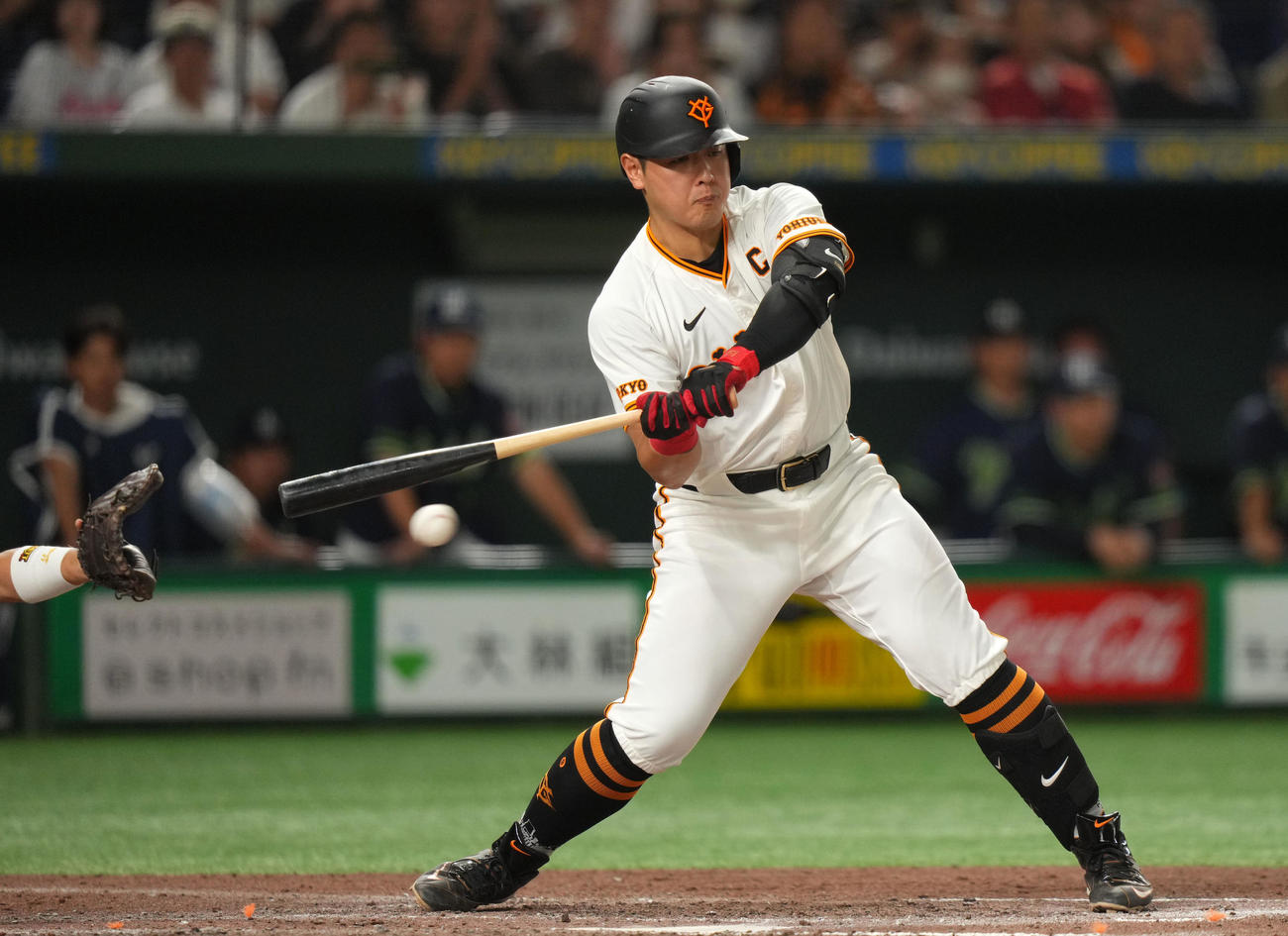 巨人対ヤクルト　7回裏巨人2死一、二塁、見逃し三振に倒れる岡本和（撮影・横山健太）