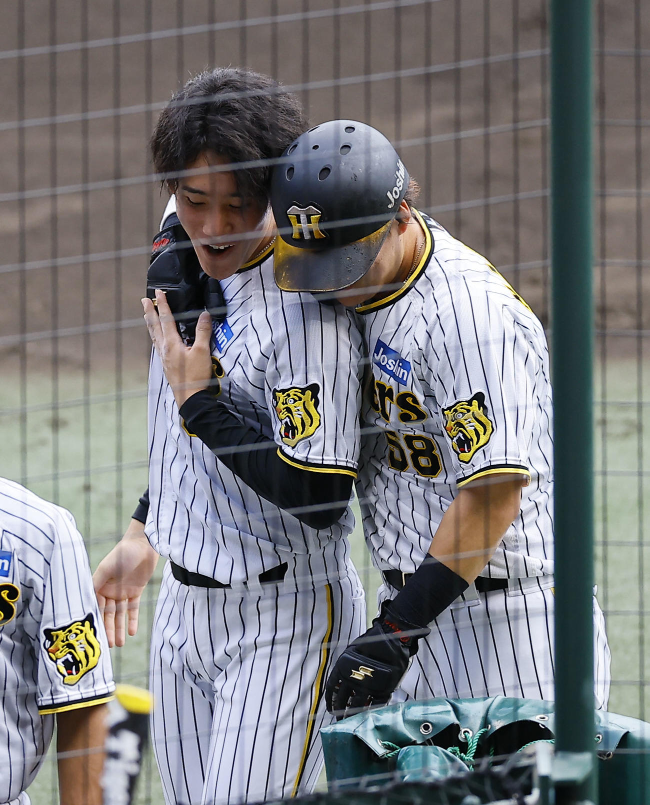 阪神対広島　7回裏阪神阪神1死満塁、代打原口の左前適時打で生還し、富田（左）に抱きつく前川（撮影・藤尾明華）