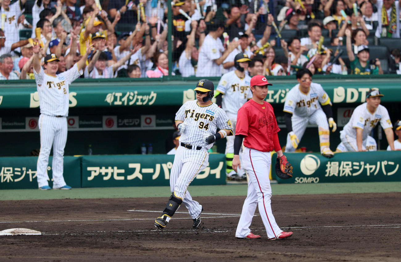 阪神対広島　7回裏阪神1死満塁、代打原口は左適時打を放つ（撮影・加藤哉）