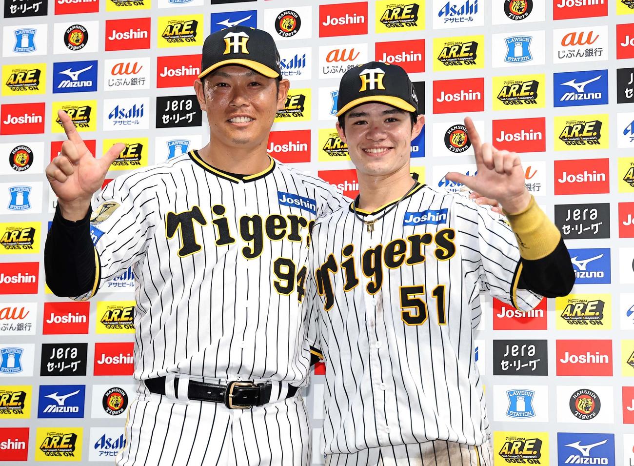 阪神対広島　お立ち台でバモスポーズを見せる原口（左）と中野（撮影・上田博志）