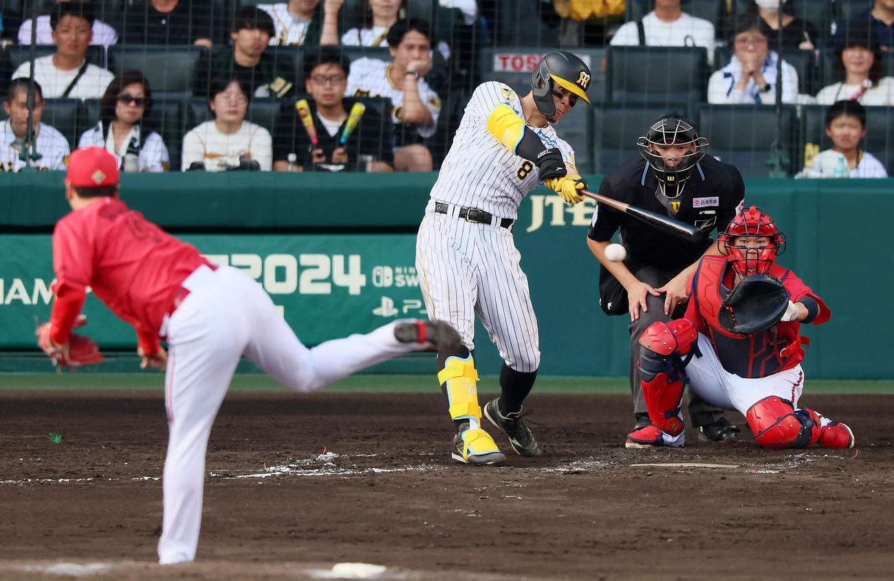 阪神対広島　7回裏阪神1死一塁、右前打を放つ佐藤輝。投手島内（撮影・加藤哉）