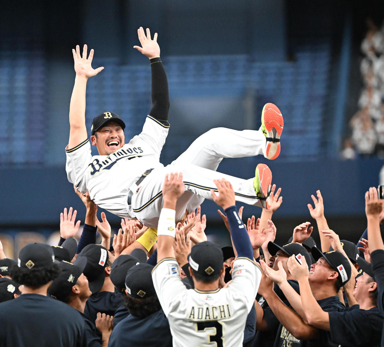 引退セレモニーでナインから胴上げされるオリックスT－岡田（撮影・和賀正仁）