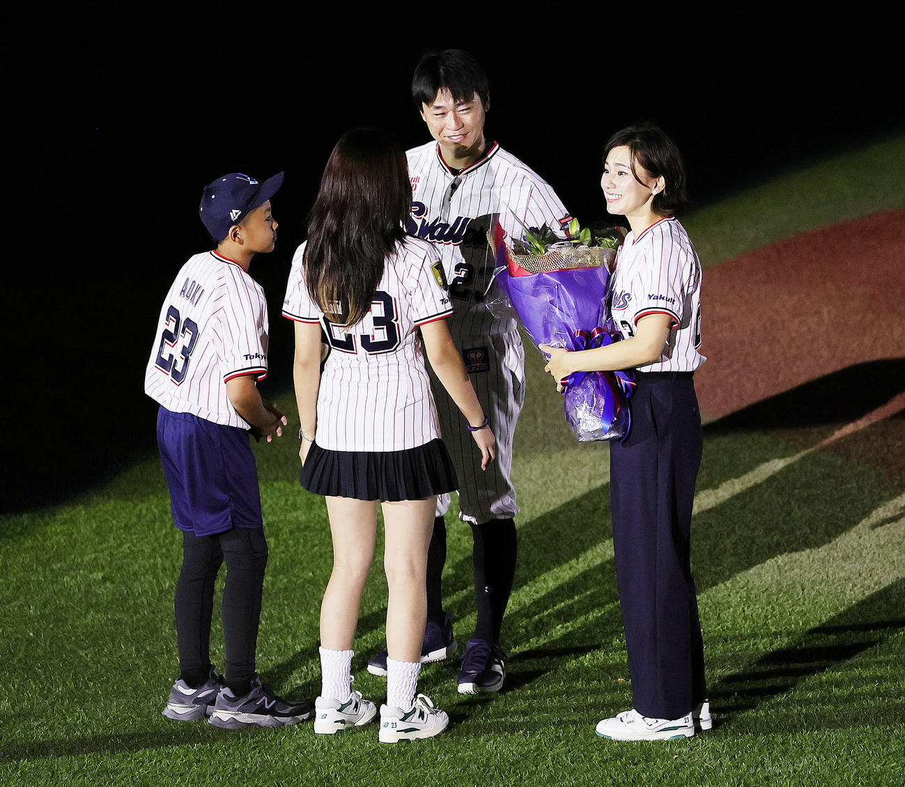 ヤクルト対広島　引退セレモニーで妻佐知さん（右端）ら家族に花束を渡すヤクルト青木（撮影・足立雅史）