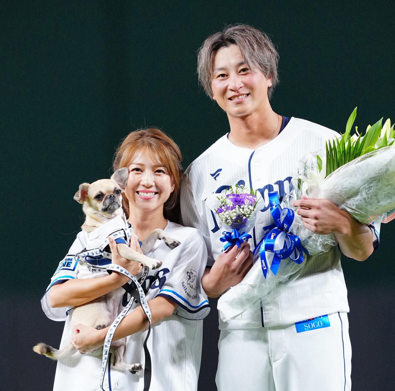 西武対ロッテ　引退セレモニーで家族と写真に納まる西武金子（撮影・垰建太）