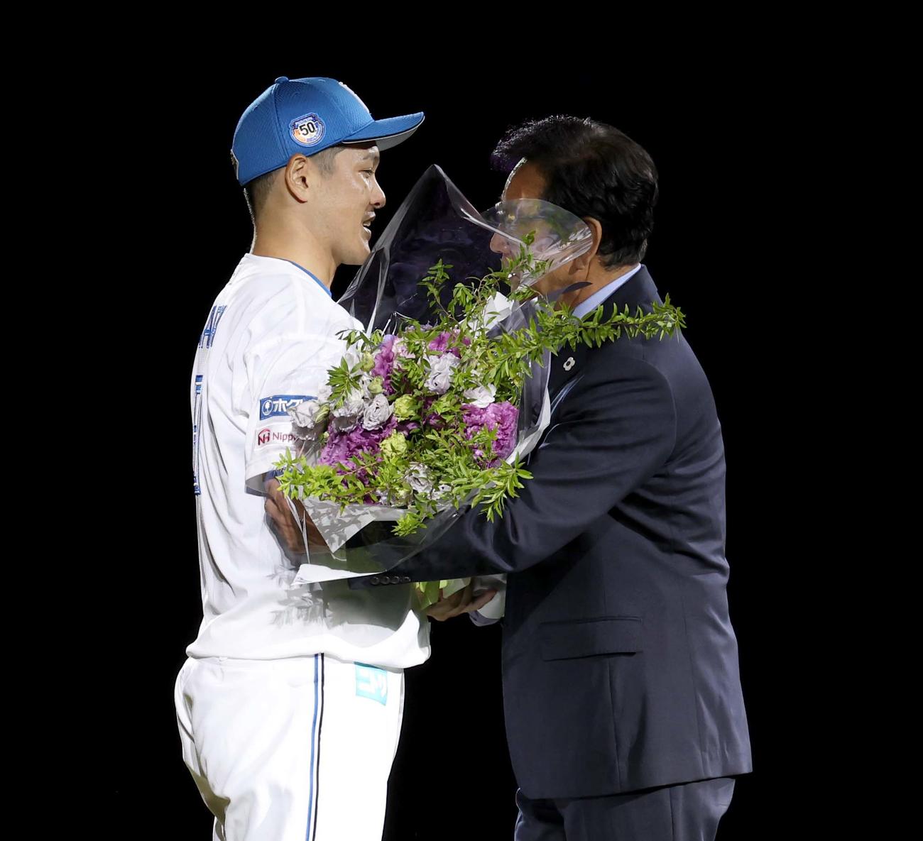 日本ハム対楽天　引退セレモニーで栗山CBOから花束を受け取る鍵谷（撮影・黒川智章）