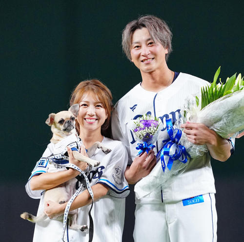 西武対ロッテ 引退セレモニーで家族と写真に納まる西武金子(撮影・垰建太)