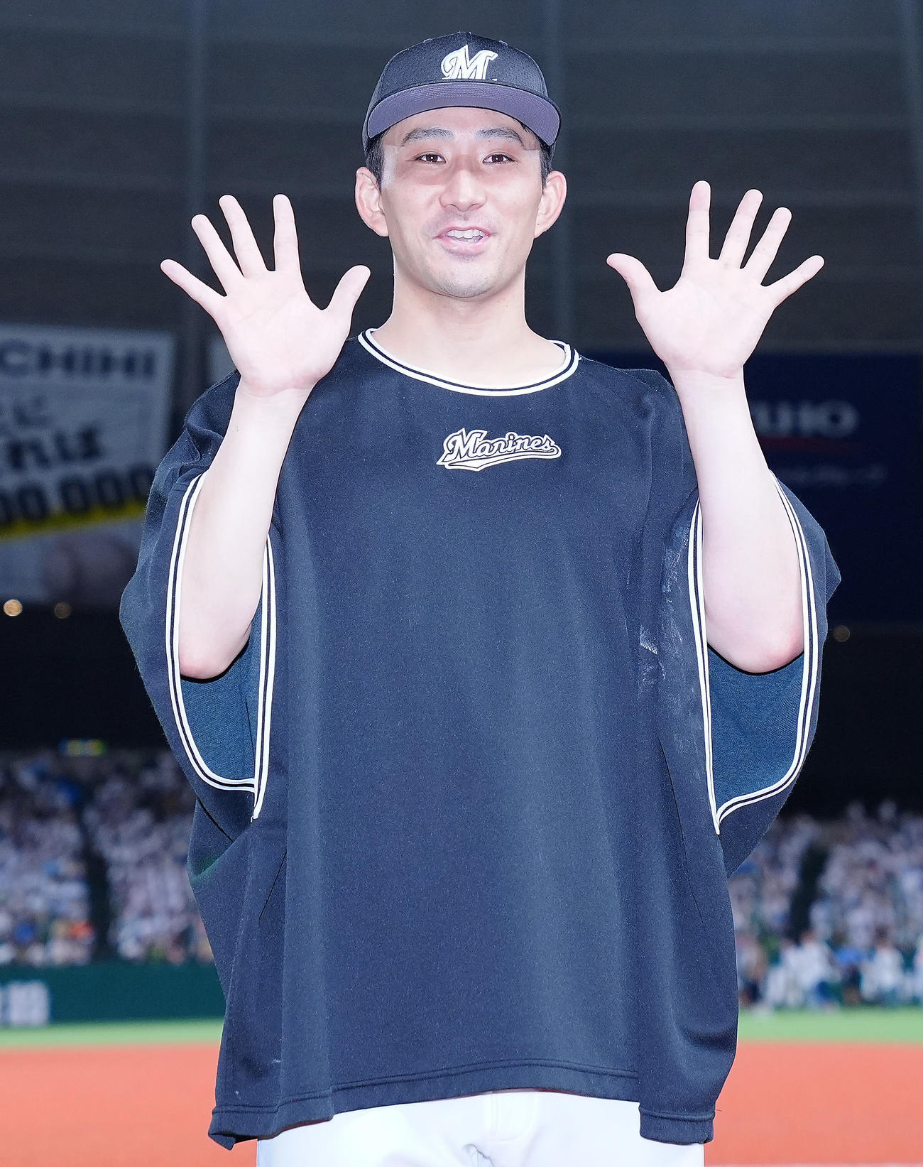 西武対ロッテ　西武に勝利し10勝目を挙げたロッテ小島は両手でポーズを決める（撮影・垰建太）