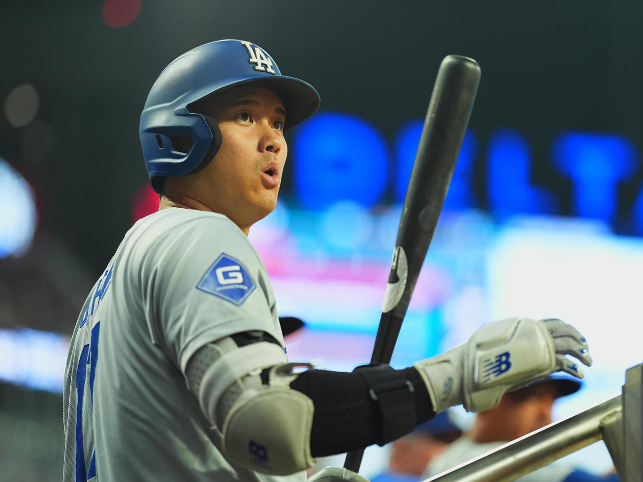 ブレーブス対ドジャース　ベンチで打席を待つ大谷は、打球に驚く（撮影・菅敏）