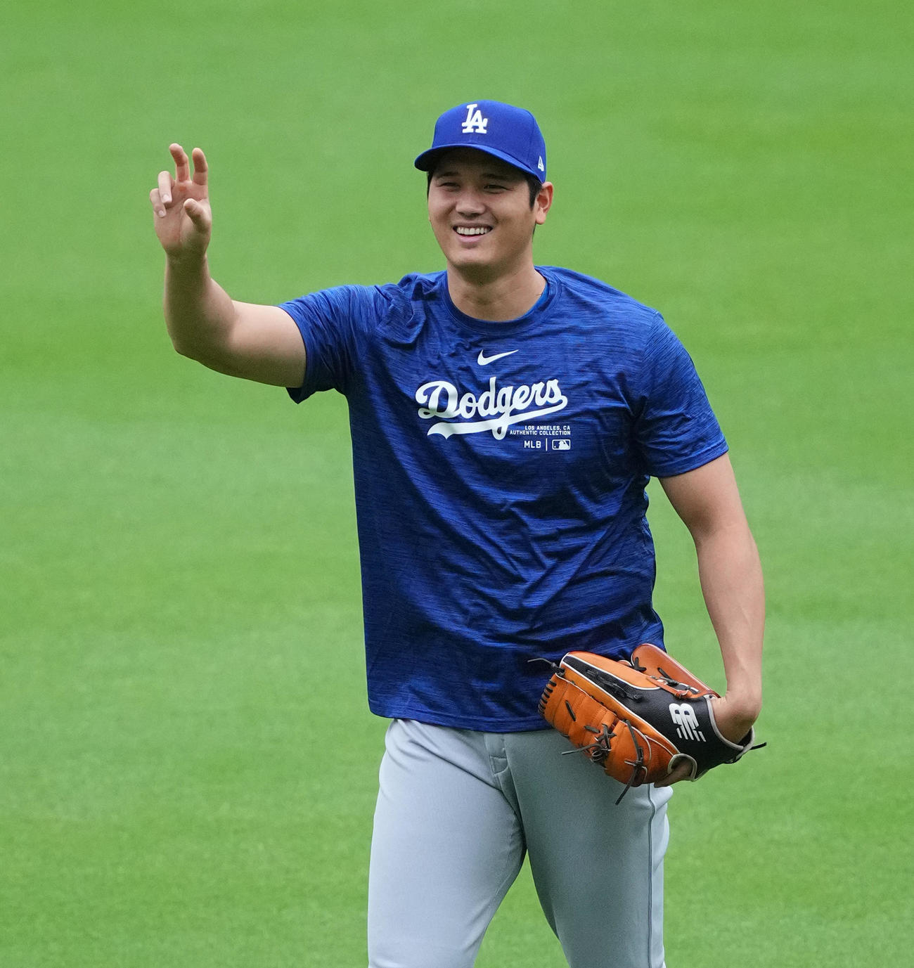 ブレーブス対ドジャース　試合前、笑顔でキャッチボールをするドジャース大谷（撮影・菅敏）