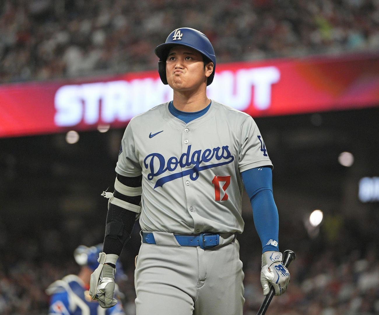 ブレーブス戦の3回、見逃し三振に倒れたドジャース・大谷＝アトランタ（共同）