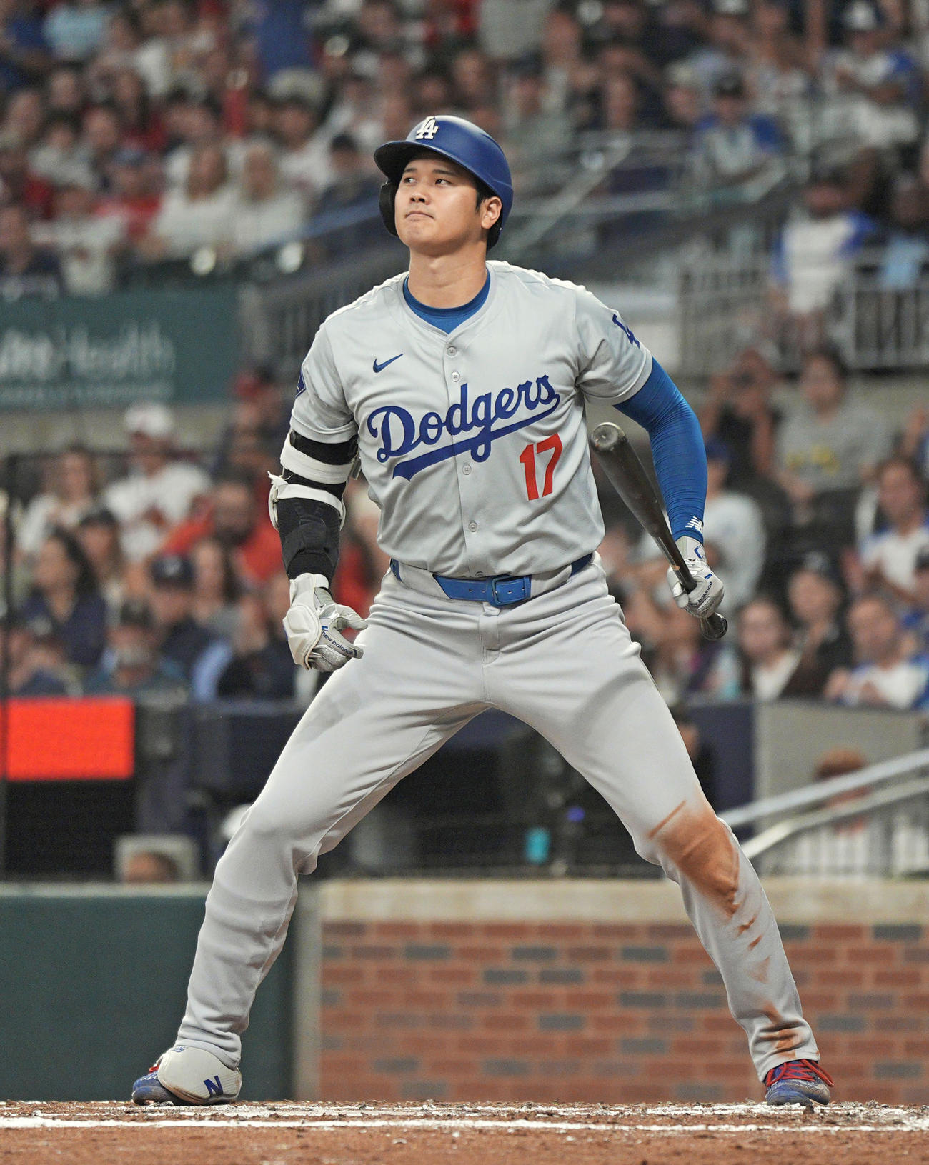 ブレーブス戦の3回、見逃し三振に倒れたドジャース・大谷＝アトランタ（共同）