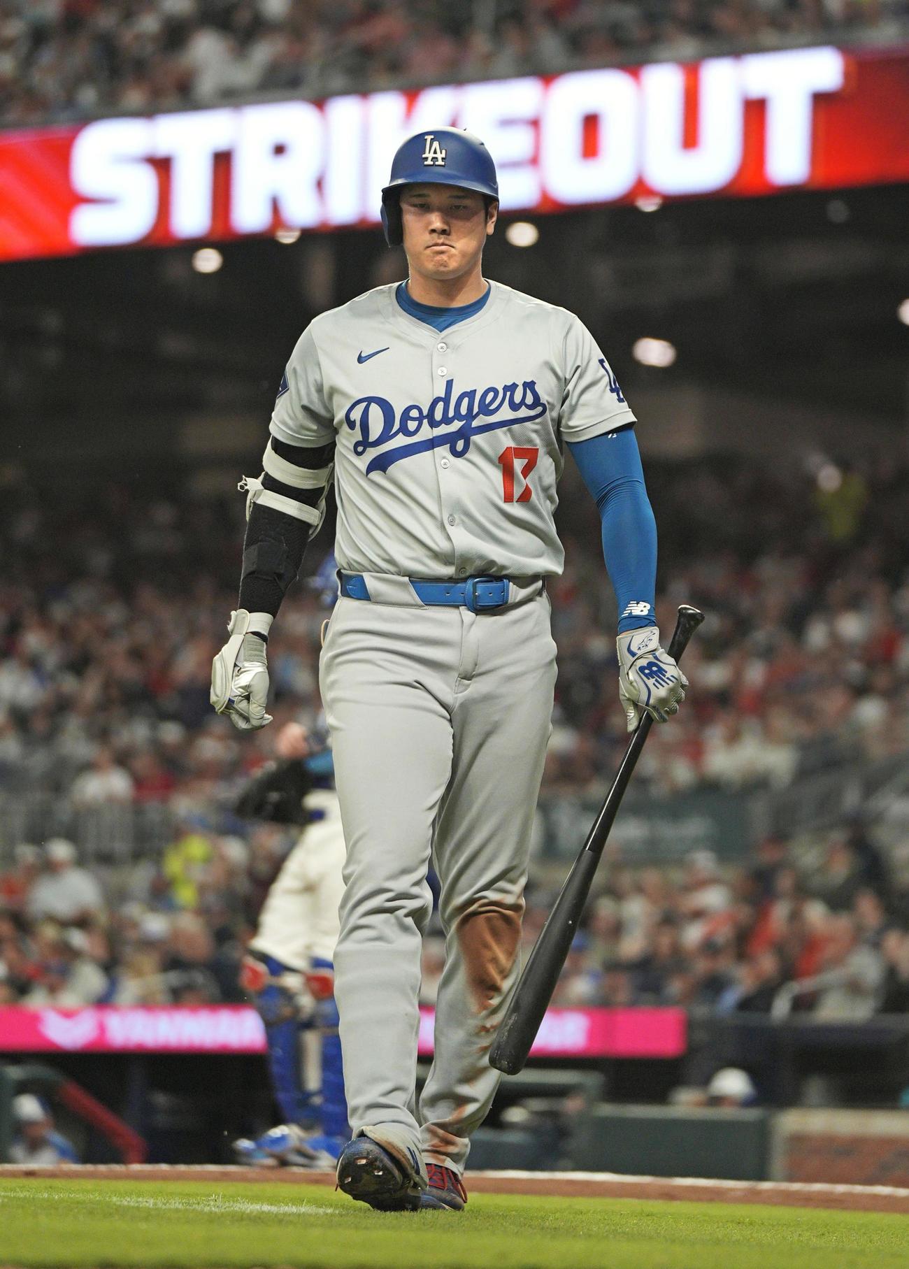 ブレーブス戦の3回、見逃し三振に倒れたドジャース・大谷＝アトランタ（共同）