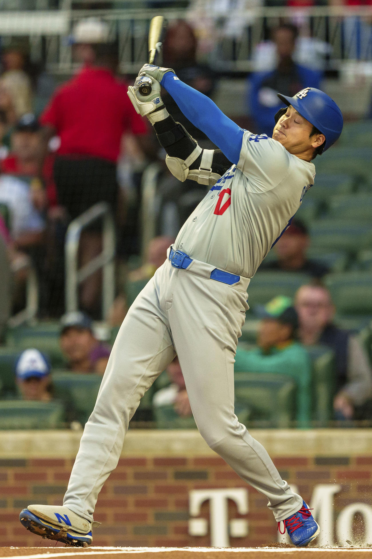 ドジャース大谷翔平はブレーブス戦の第一打席でフルスイングした（AP)
