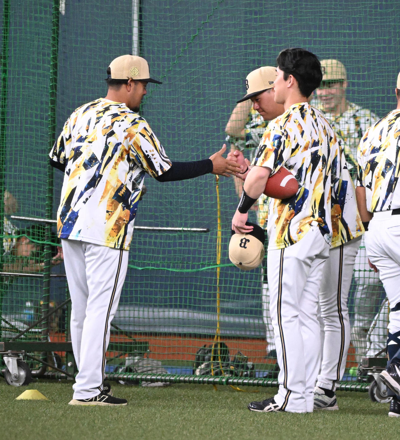 川瀬、吉田（右）らと握手するオリックス比嘉（左）（撮影・和賀正仁）