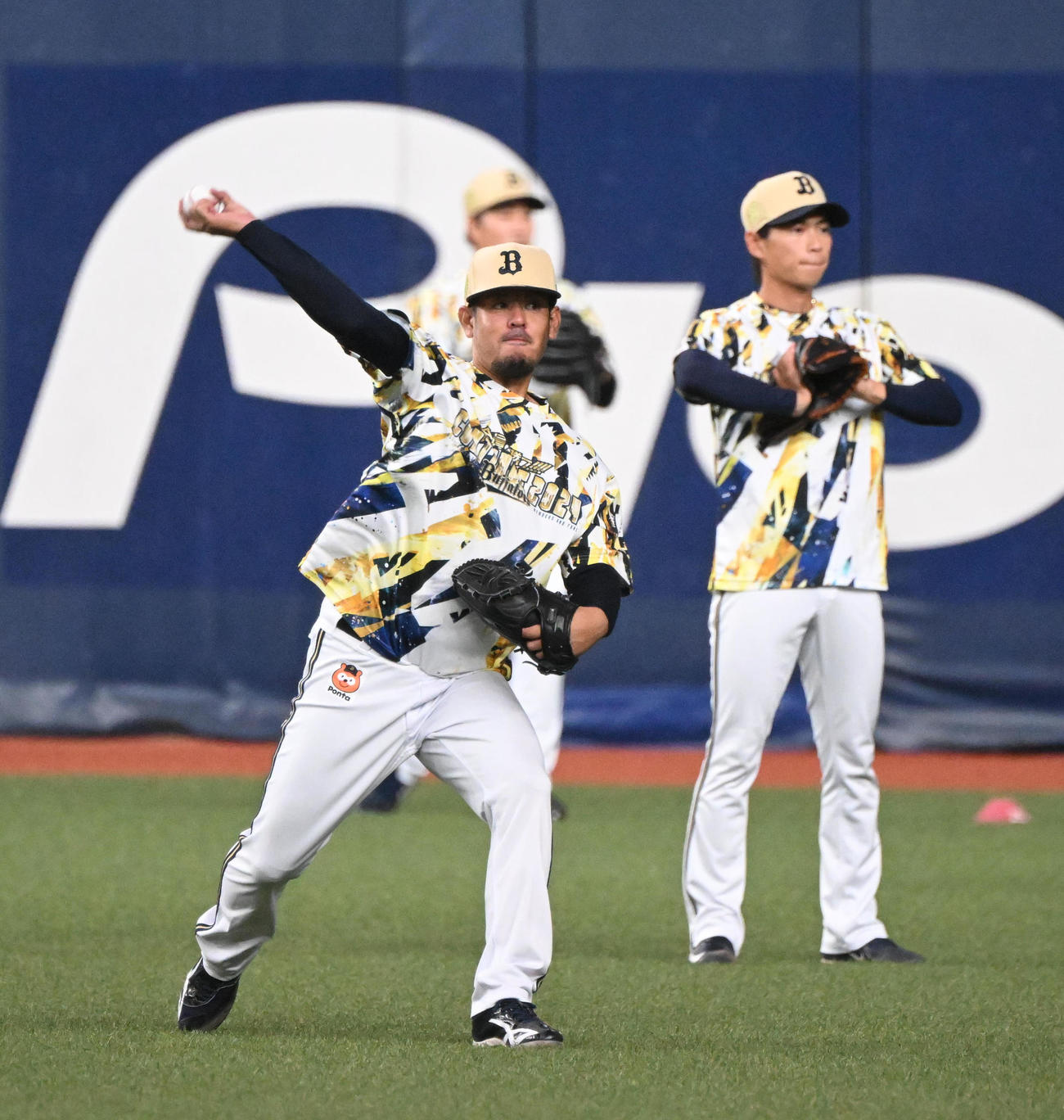 オリックス対ソフトバンク　外野でキャッチボールするオリックス比嘉（撮影・和賀正仁）