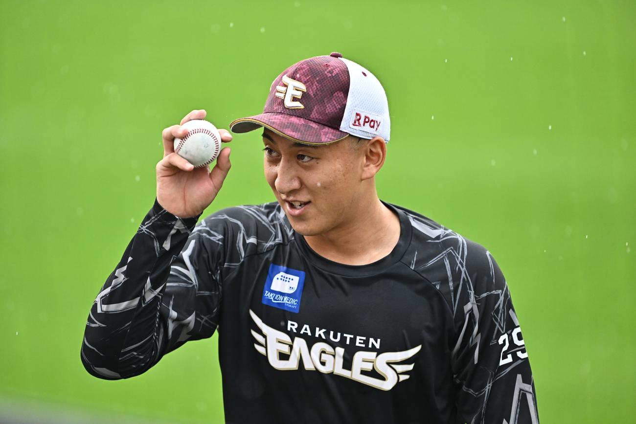 楽天対日本ハム　試合前練習する楽天高田（撮影・滝沢徹郎）