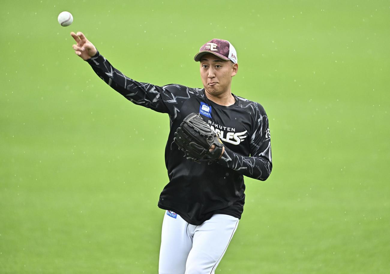 楽天対日本ハム　試合前練習でキャッチボールする楽天高田（撮影・滝沢徹郎）