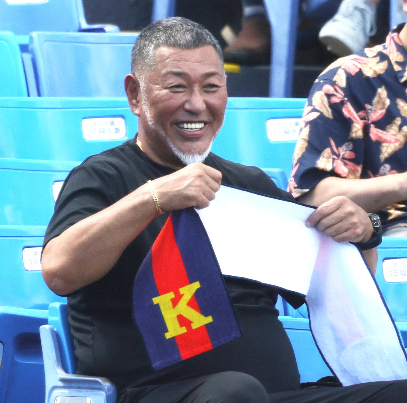 立大対慶大　応援タオルを手に笑顔で観戦する清原和博氏（撮影・野上伸悟）