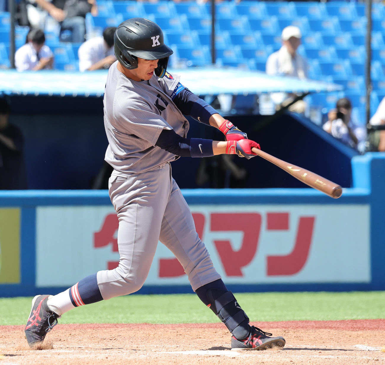 立大対慶大　4回裏慶大無死、中前適時打を放つ清原（撮影・野上伸悟）