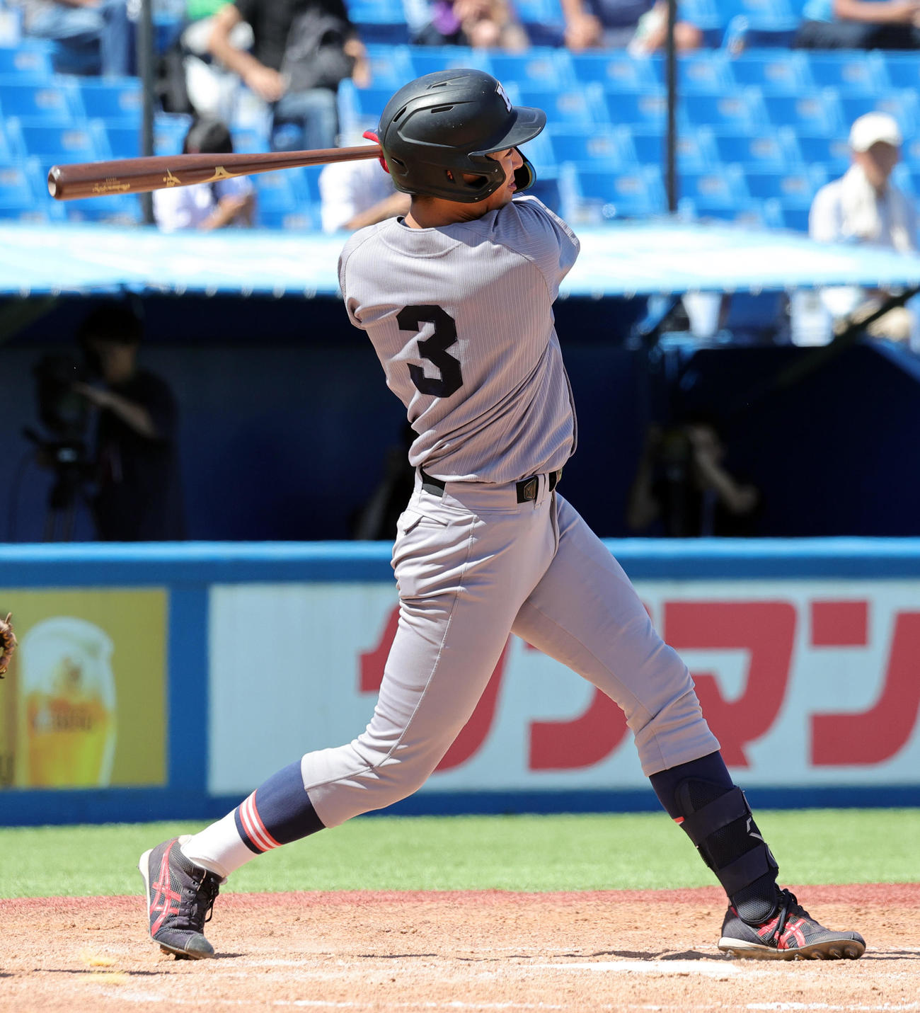 立大対慶大　4回裏慶大無死、中前適時打を放つ清原（撮影・野上伸悟）