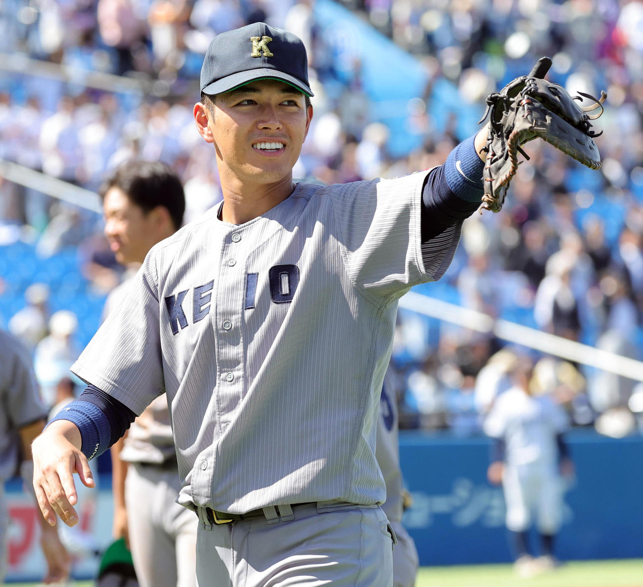 立大対慶大　1勝1敗のタイとし、応援席に向かって笑顔を見せる慶大・清原（撮影・野上伸悟）
