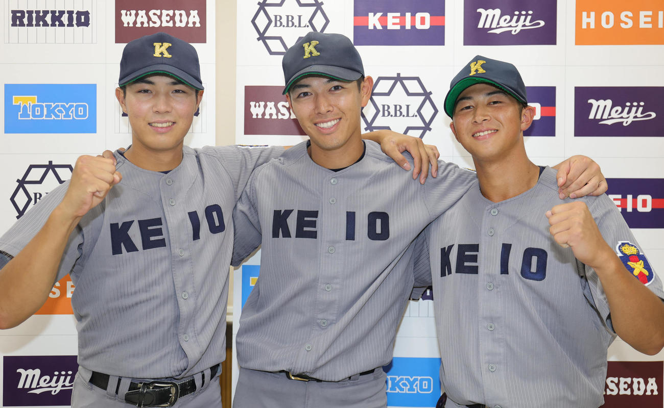 立大対慶大　1勝1敗のタイとし、3回戦に向け闘志を新たにする、左から慶大・広池、清原、前田（撮影・野上伸悟）