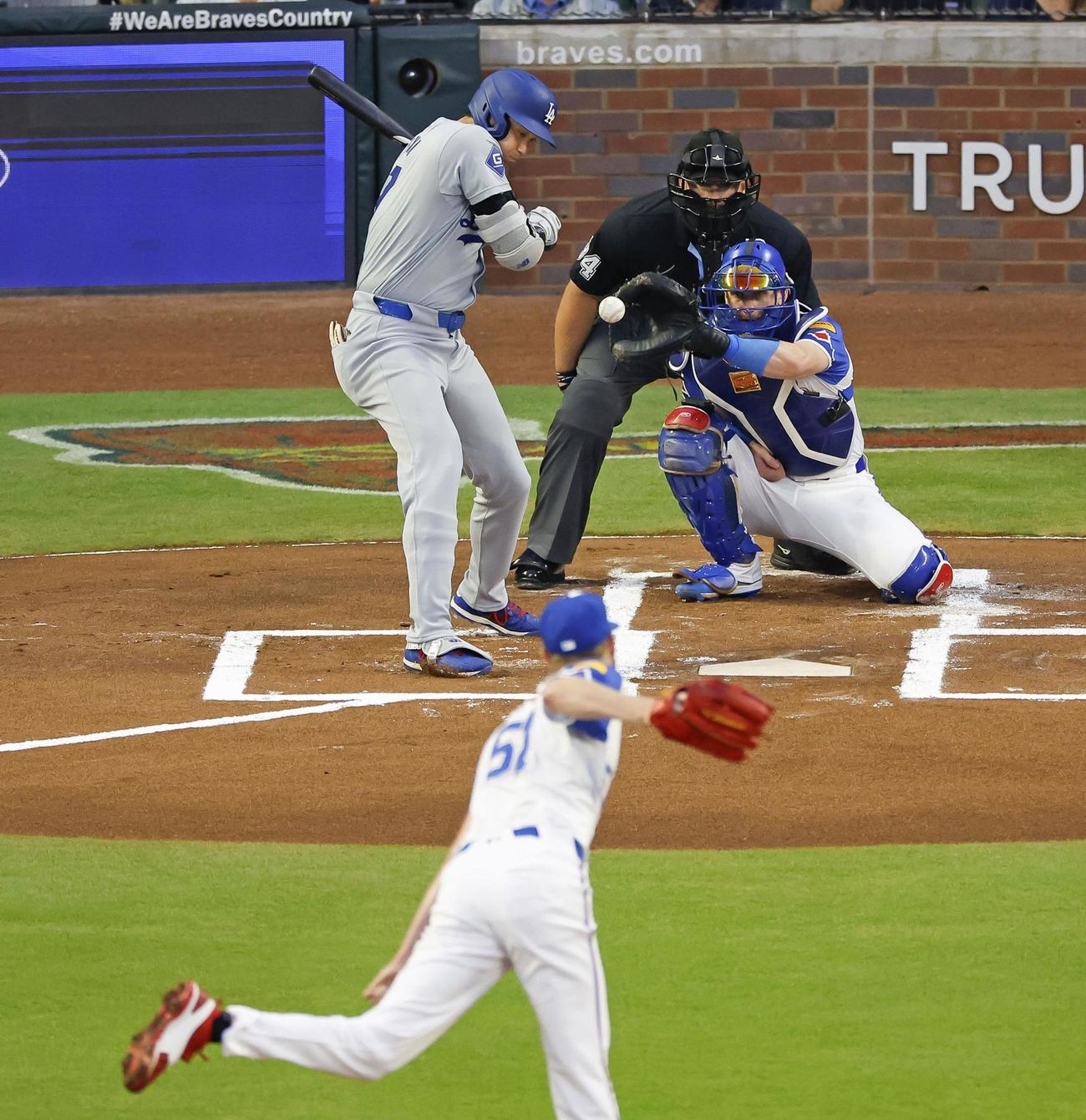 ブレーブス戦の1回、四球を選ぶドジャース大谷（共同）