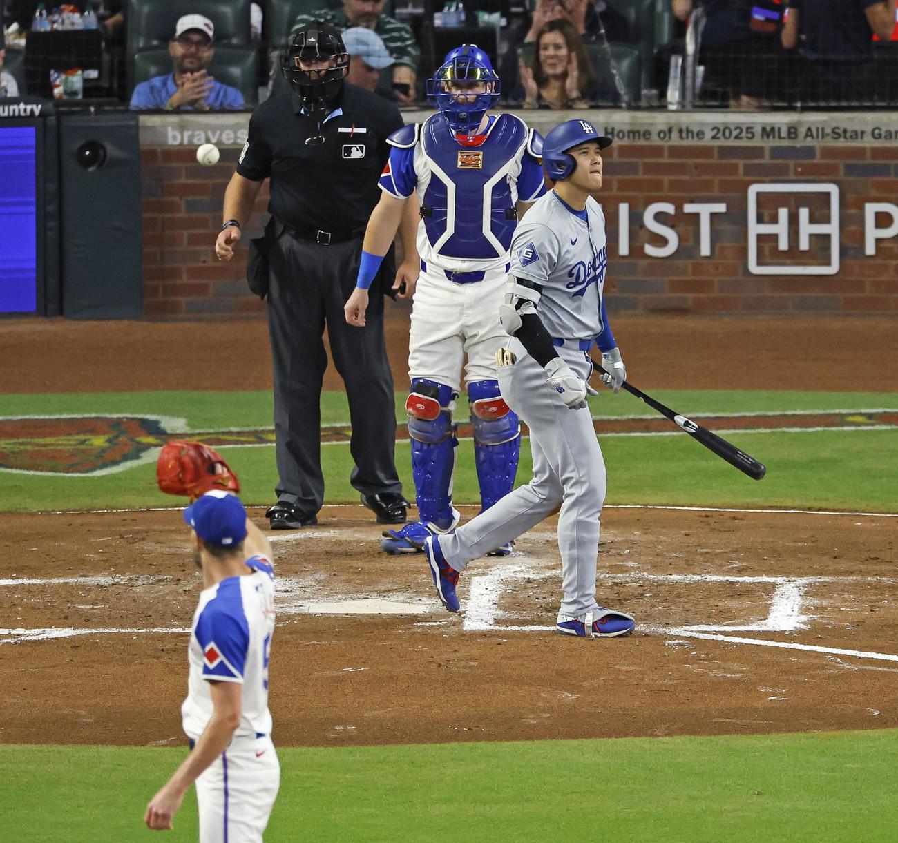 ブレーブス戦の3回、見逃し三振に倒れたドジャース大谷（共同）