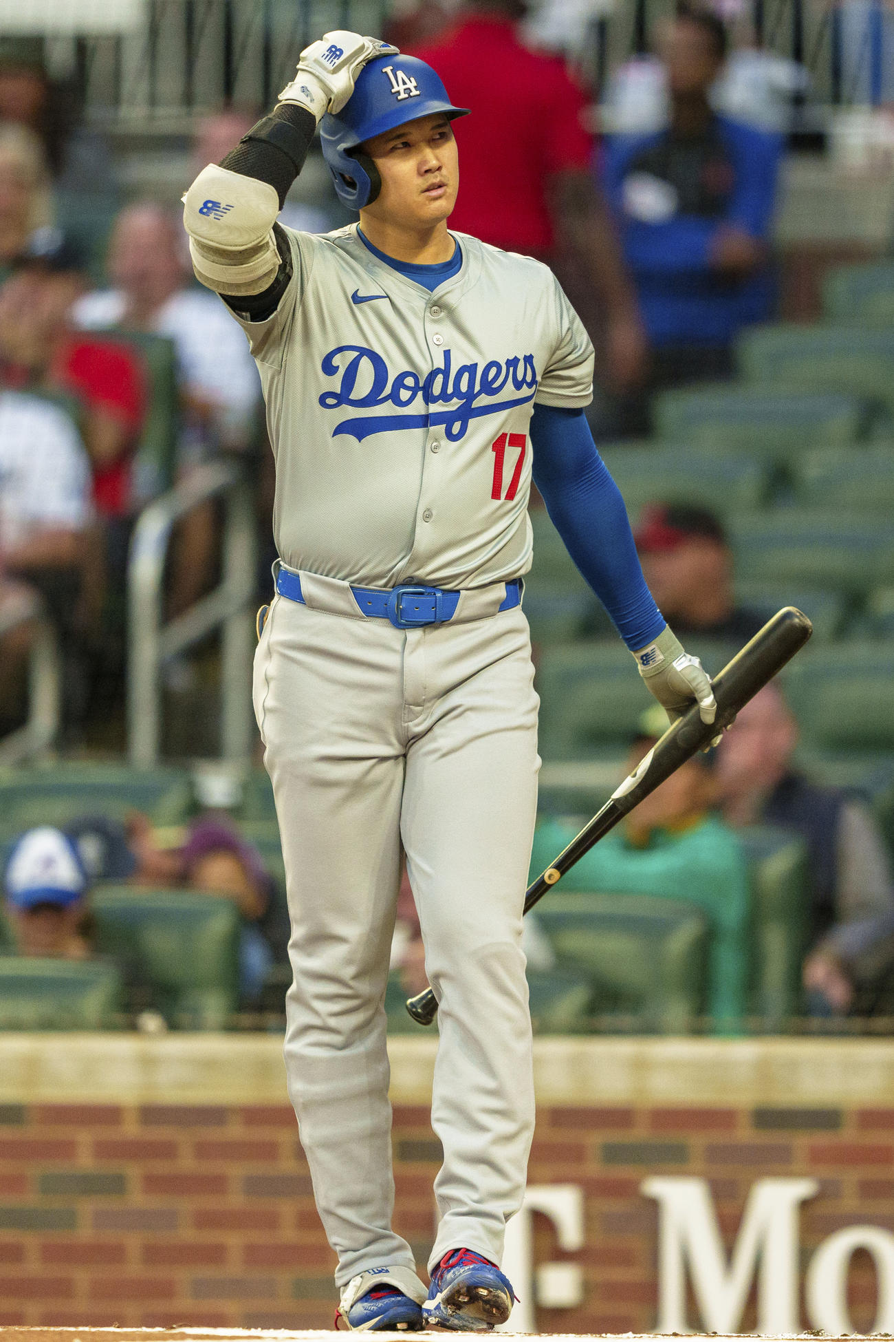 ドジャース大谷翔平はブレーブス戦の第一打席、ストライクの判定後、スタンドを見つめた（AP)