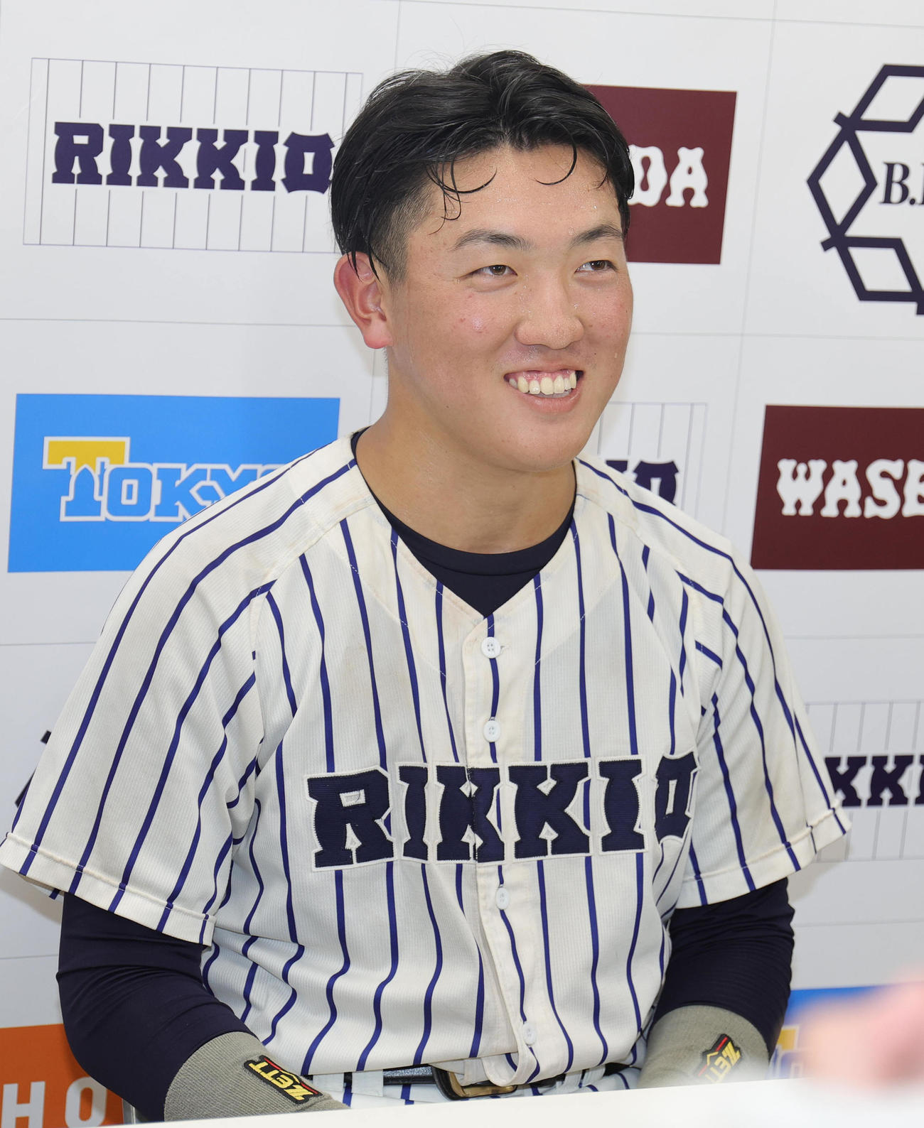 立大対慶大　リーグ通算4000号となる本塁打を放った立大・小林隼は、会見で笑顔（撮影・野上伸悟）